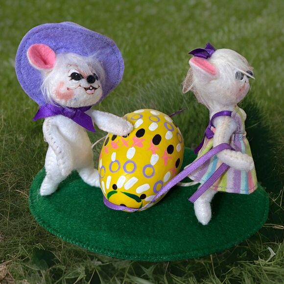 Annalee 6" Small White Mice Carrying Yellow Easter Egg 2009 - Picture 1 of 12